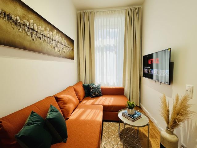 Modern city apartment, excellent transport links
