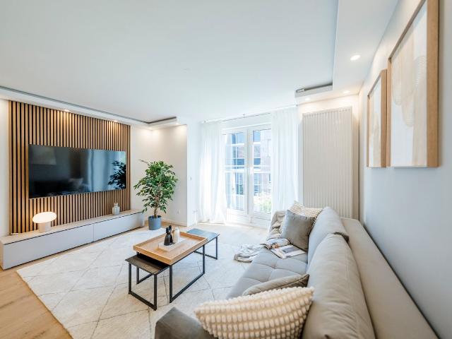 Modern City Apartment with Premium Furnishings & Parking Included, Stuttgart Amsterdam Apartments for Rent