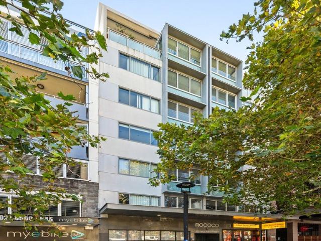 Modern City Fringe Abode in a Walk to Everywhere Setting