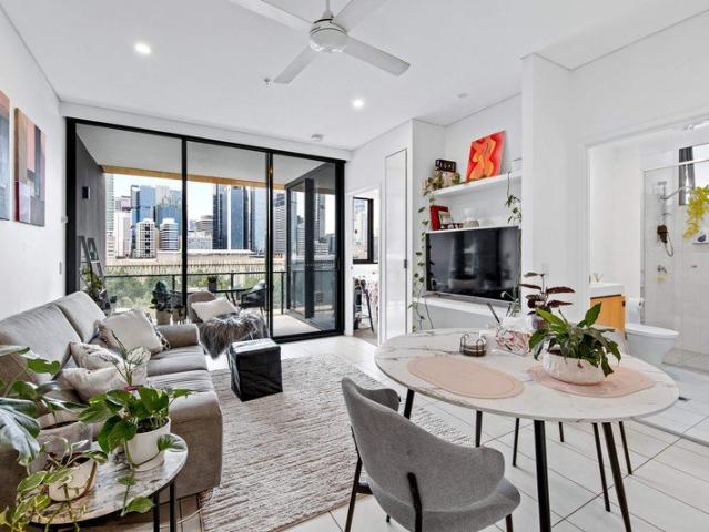 Modern City Living with River & Skyline Views Brisbane Casino Towers