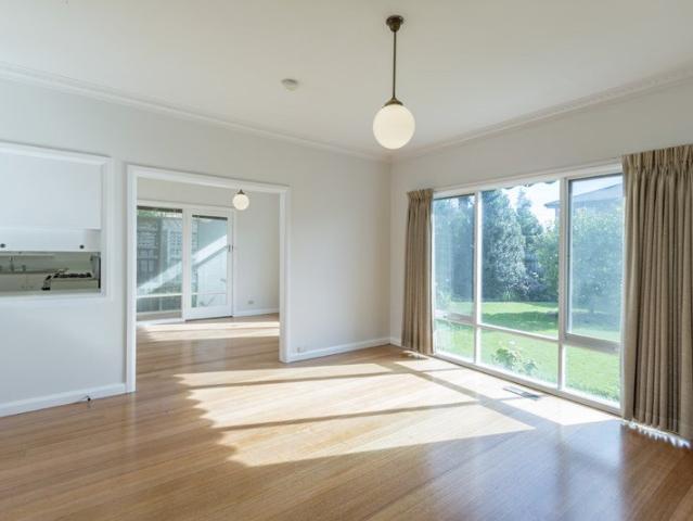 Modern classic in Sandy!