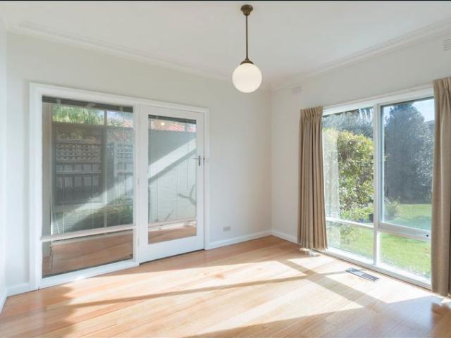 Modern classic in Sandy!