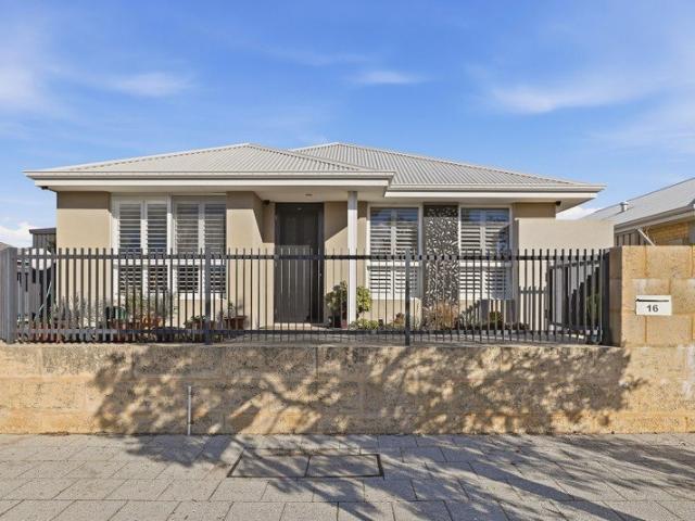 MODERN AND MOVE IN READY LIVING WITH COMPLETE CONVENIENCE ON HAND