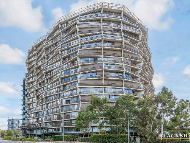 Modern and chic city apartment with lake view