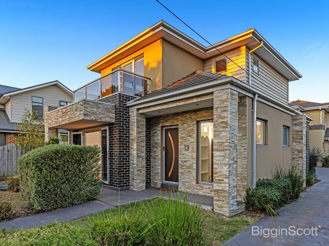 Modern and Comfortable Home Take advantage of everything Altona North has to Offer!