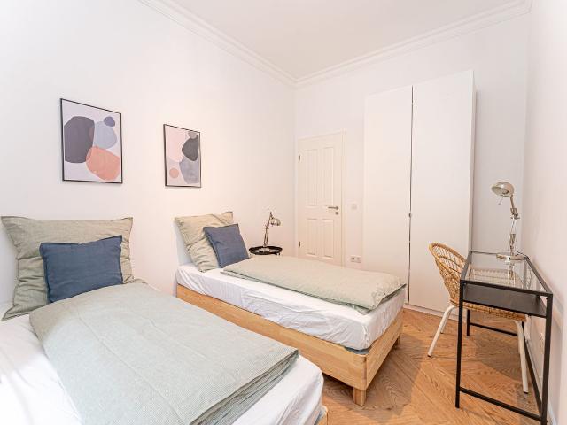 Modern and completely renovated 5 room apartment with kitchen living room in the heart of Berlin Köpenick, Berlin Amsterdam Apartments for Rent