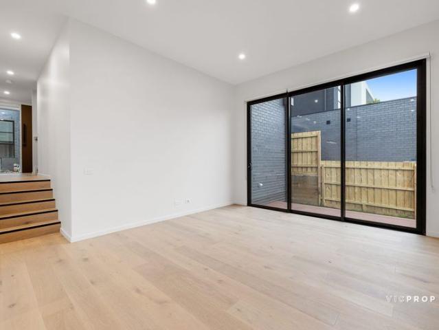 Modern and high end built townhouse