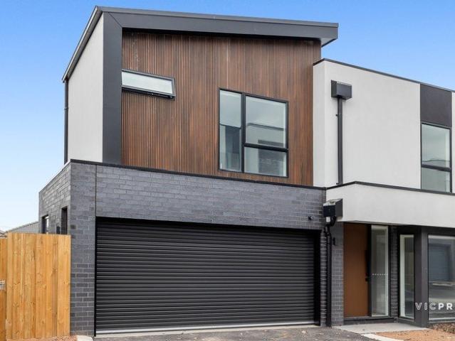 Modern and high end built townhouse