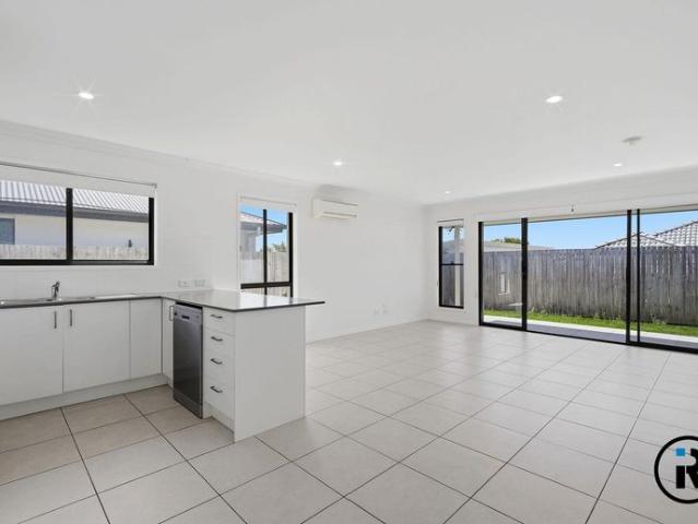 Modern and Inviting Rental House in Pimpama Ideal for Individuals and Couples!