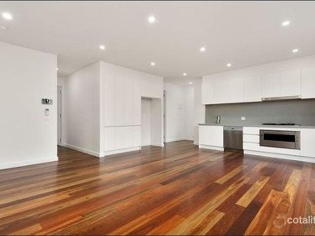 Modern and Luxurious Top Level Apartment Offering House Like Accommodation!