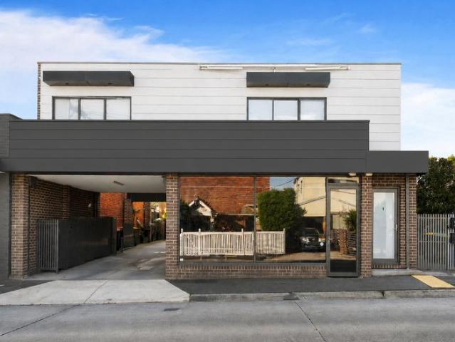 Modern and Luxurious Top Level Apartment Offering House Like Accommodation!