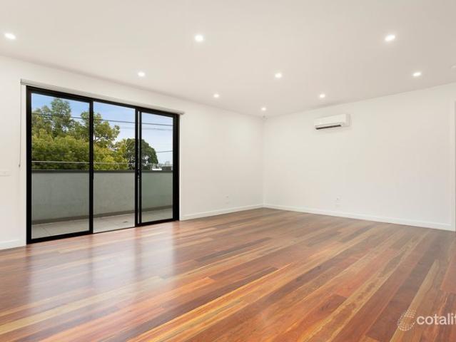 Modern and Luxurious Top Level Apartment Offering House Like Accommodation!