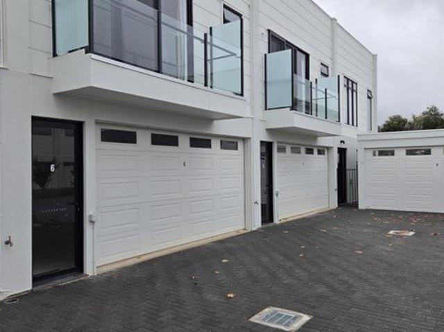 Modern and Luxurious New Home Minutes from the CBD