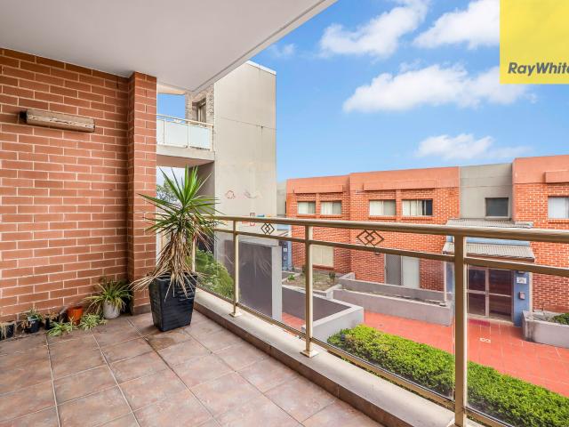 MODERN AND LIGHT FILLED TWO BEDROOM APARTMENT IN A WELL KEPT COMPLEX