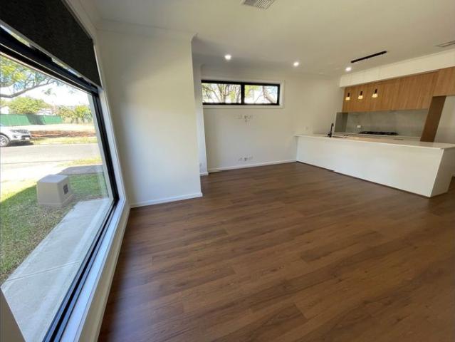Modern and stylish townhouse offering low maintenance living in a convenient location
