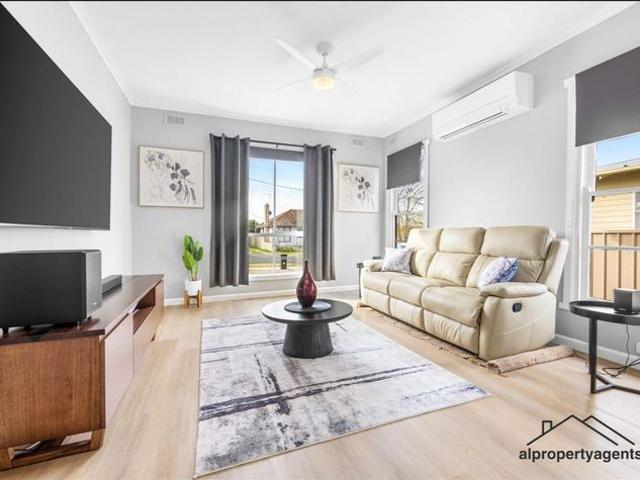 Modern and Stylish three Bedroom Home!