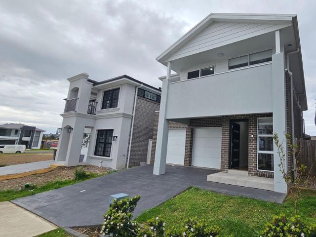 Modern and Sophisticated family residence Ready to move in!