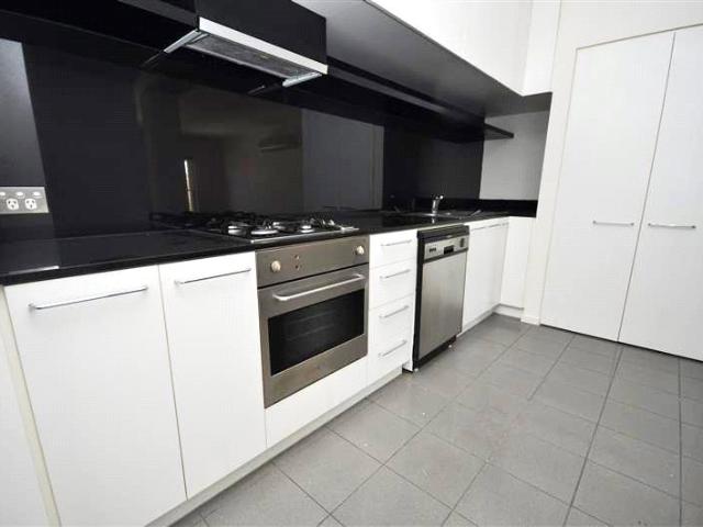 Modern and spacious one bedroom apartment located in the popular Wills Tower complex