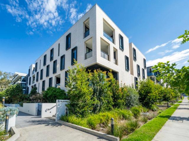 Modern and Spacious Apartment in the Heart of Rouse Hill with a third room !