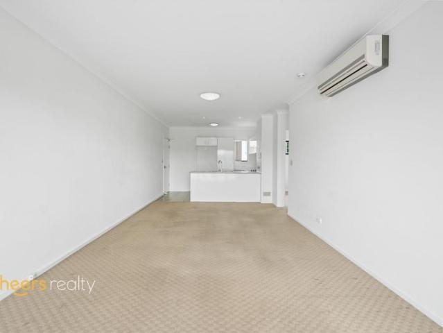 Modern and Spacious Apartment in Annerley !