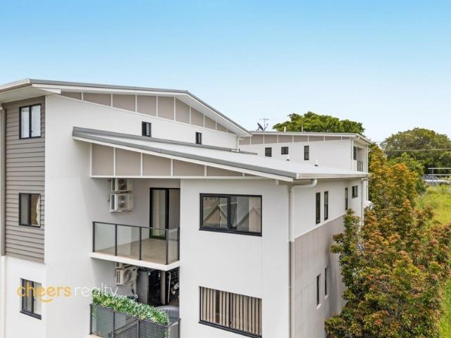 Modern and Spacious Apartment in Annerley !