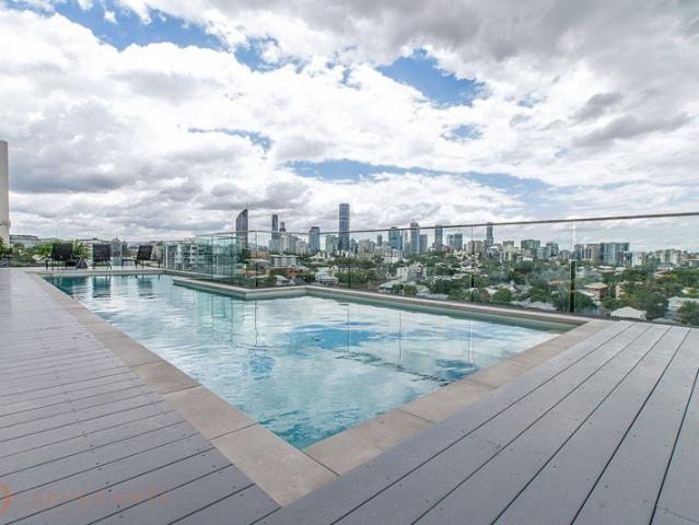 MODERN AND SPACIOUS APARTMENT KANGAROO PT NORTH EAST WITH PANORAMIC CITY VIEWS