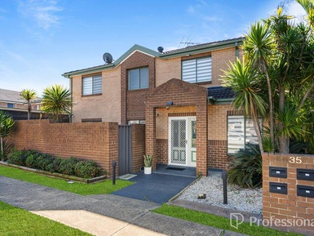 MODERN AND SPACIOUS TOWNHOUSE IN PRIME LOCATION!