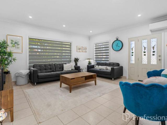 MODERN AND SPACIOUS TOWNHOUSE IN PRIME LOCATION!