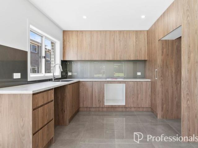 MODERN AND SPACIOUS TOWNHOUSE SITUATED IN QUIET WELL MAINTAINED COMPLEX!