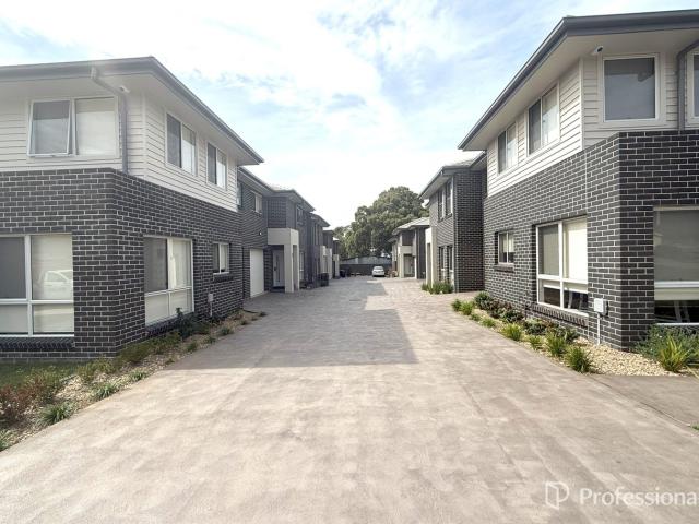 MODERN AND SPACIOUS TOWNHOUSE SITUATED IN QUIET WELL MAINTAINED COMPLEX!