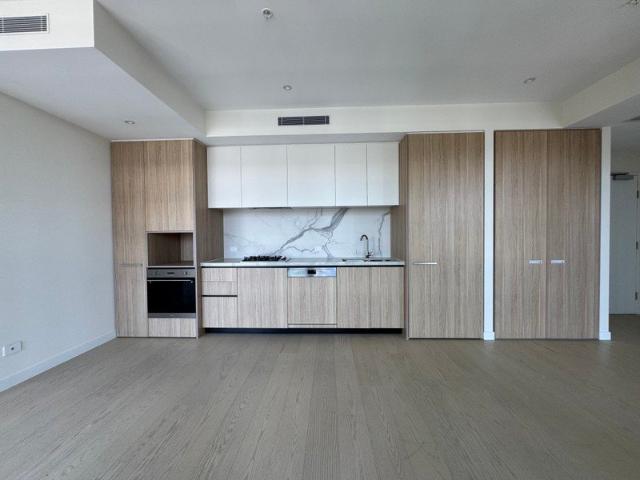 Modern and Spacious 1Bed + Study with Car Park