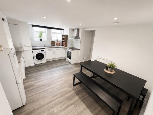 Modern and spacious 2 bed in Burley!