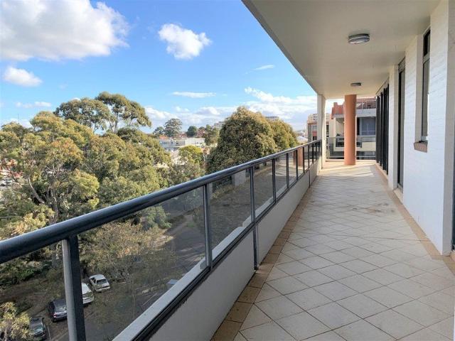 Modern and spacious 2 bedroom, 2 bath unit with Park view