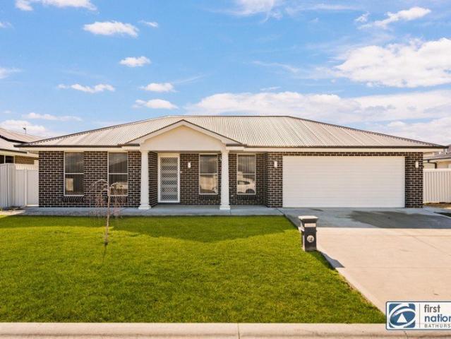 Modern and Spacious 4 Bedroom Eglinton Home!