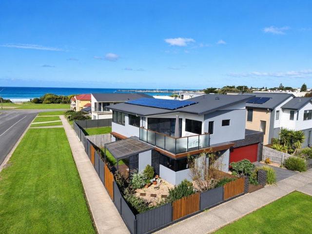 MODERN AND WELL APPOINTED RESIDENCE ACROSS FROM THE BEACH