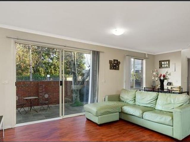 MODERN AND WELL LOCATED TOWN RESIDENCE ACCESS VIA CLARENDON AVENUE