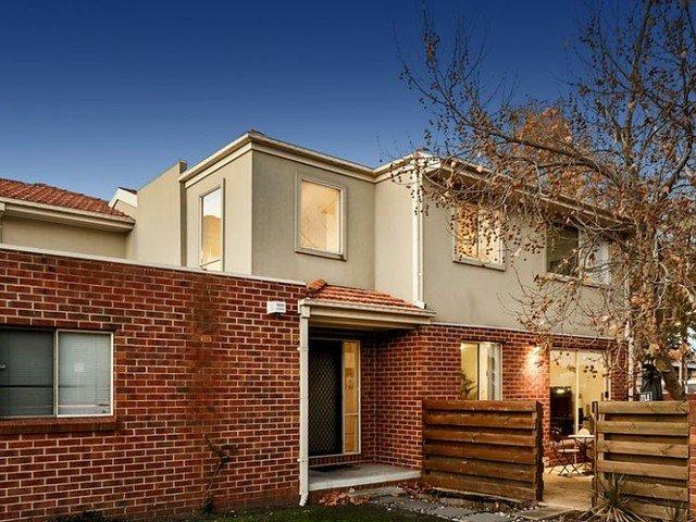 MODERN AND WELL LOCATED TOWN RESIDENCE ACCESS VIA CLARENDON AVENUE