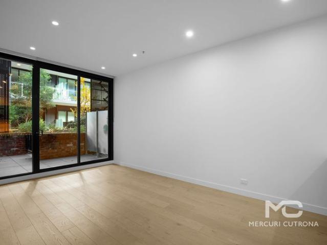 MODERN ABBOTSFORD APARTMENT WITH PRIVATE COURTYARD & COMMUNAL GARDEN