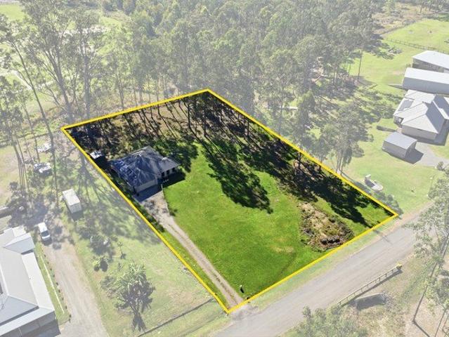 MODERN ACREAGE LIVING IN PEACEFUL LOCATION