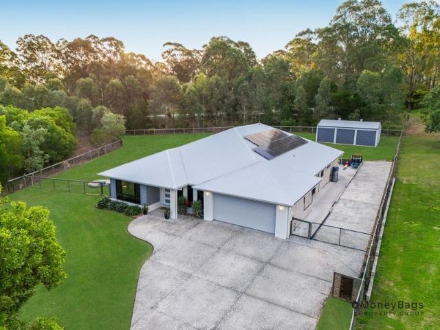 Modern Acreage Luxury with Exceptional Family Living on 6,044m²