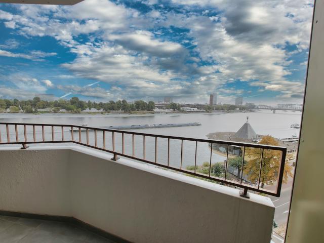 Modern Air Conditioned Apartment with direct Rhein River and Cathedral View