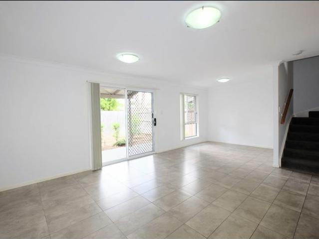 MODERN AIR CONDITIONED FOUR BEDROOM TOWN HOUSE DOUBLE GARAGE PERFECTLY LOCATED IN CENTRAL OXLEY