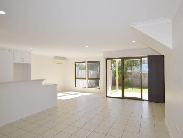 MODERN AIR CONDITIONED TOWNHOUSE