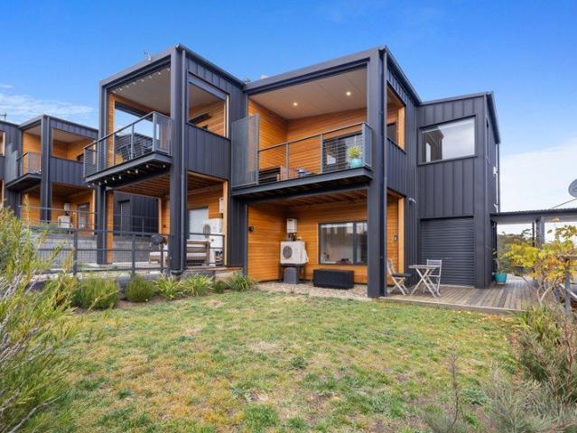 Modern Alpine Townhouse with Direct Access to East Jindabyne Mountain Bike Trails