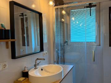 Modern apartment near Vienna International Airport in Schwechat with 2 bedrooms & parking