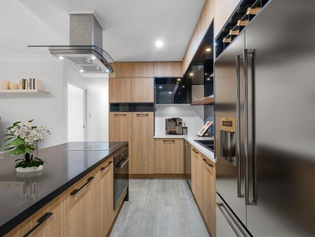 Modern Apartment, Oversized Balcony with Leafy Outlook & Unbeatable Miranda Convenience