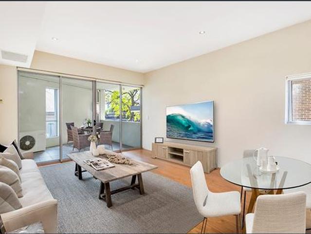 Modern apartment a stones throw from St Peters Station and Sydney Park