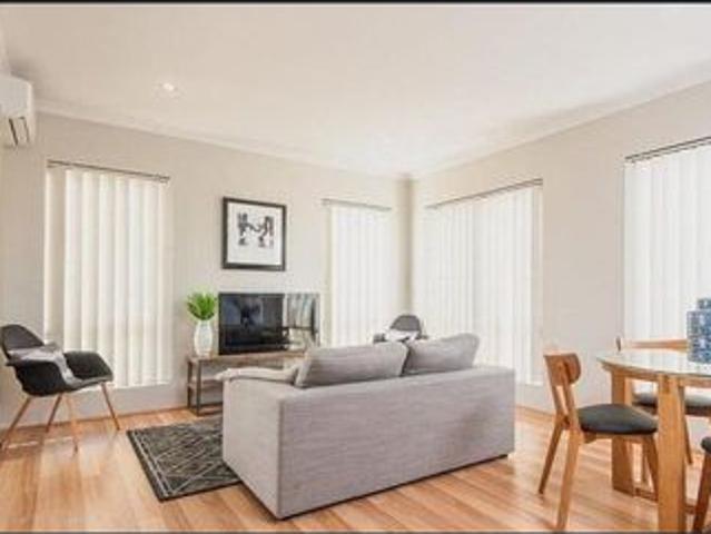 Modern apartment close to Belmont shopping centre