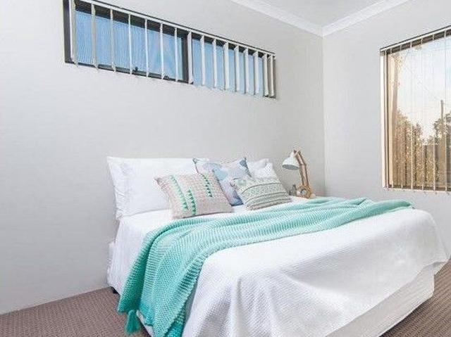 Modern apartment close to Belmont shopping centre
