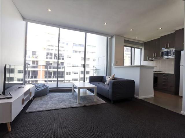 Modern Apartment in Meriton Complex with Resort Style Facilities